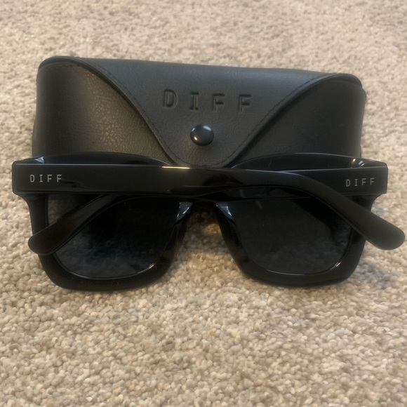 DIFF Oversized Sunglasses - Picture 2 of 4